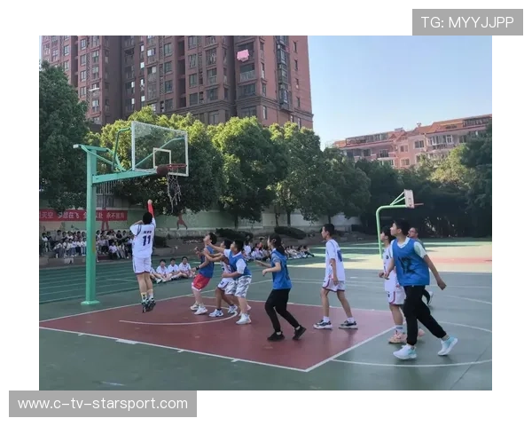篮球后卫抛球打在篮板上让自己接球，晃飞防守后助攻队友暴扣，篮球后卫打法教学视频