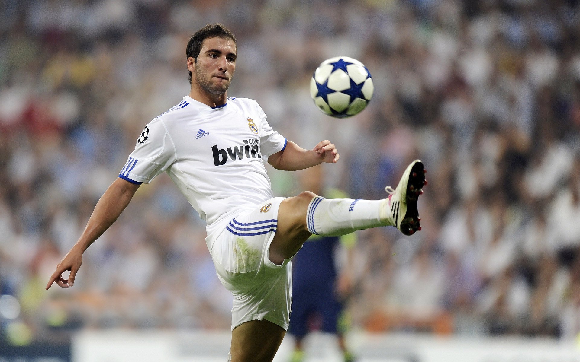 星空·综合体育-球队在小组赛中利用阵地战占据主动,队员占据场上位置后